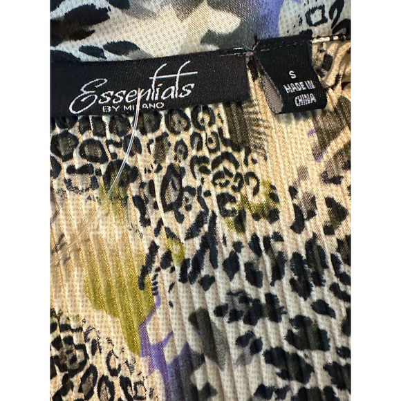 Essentials by Milano animal print pleated button blouse size Small - Picture 5 of 10
